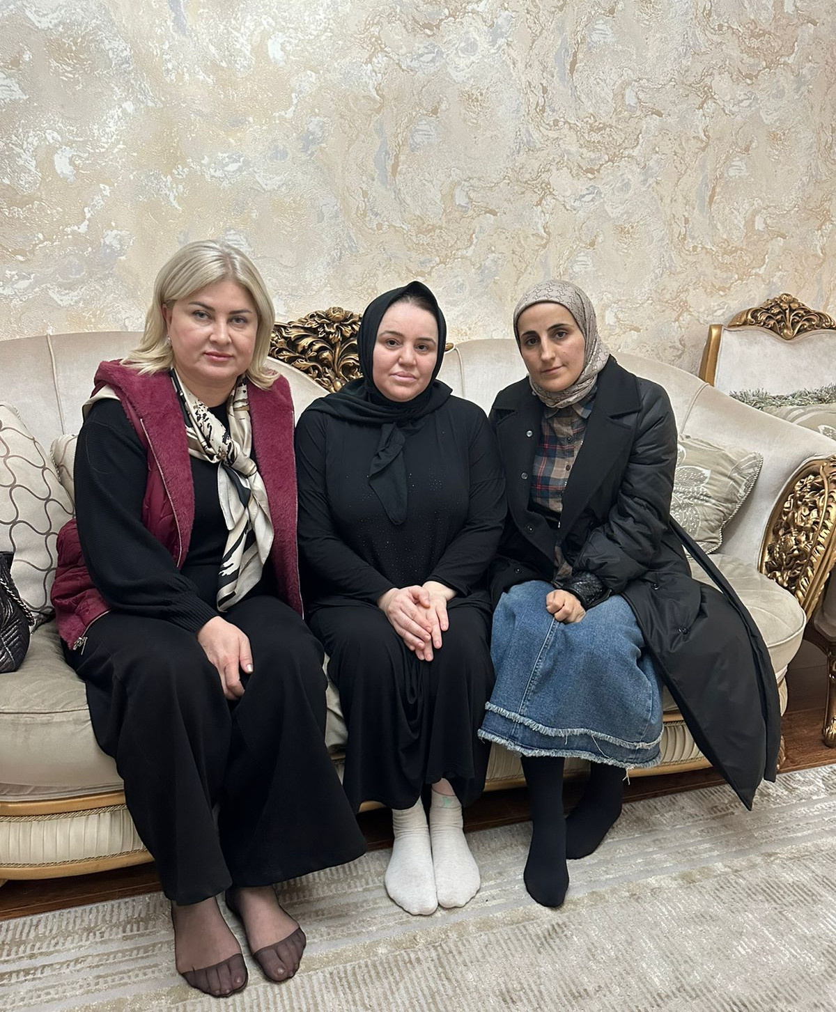 Директор КЦСОН "г Кизилюрт"Гитинова Дайганат и соц координатор Касумова З,посетили семью погибшего участника СВО.